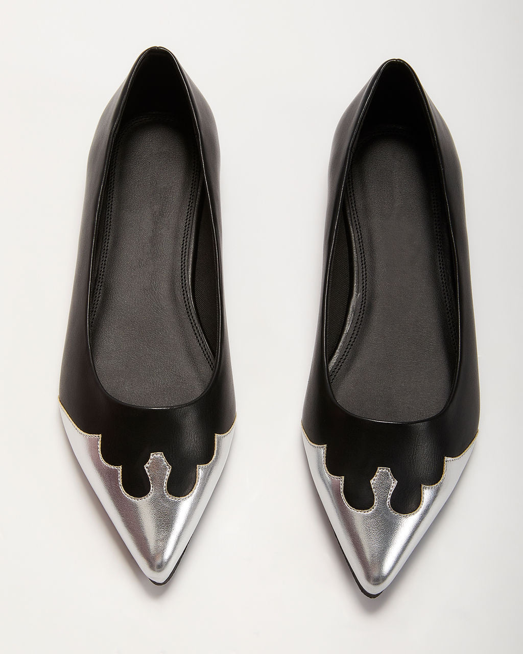 Vici Women s Smooth Stepper Metallic Pointed Flats in Black Silver Size 7